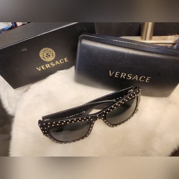 Black and gold Authentic Versace sunglasses - Picture 7 of 9